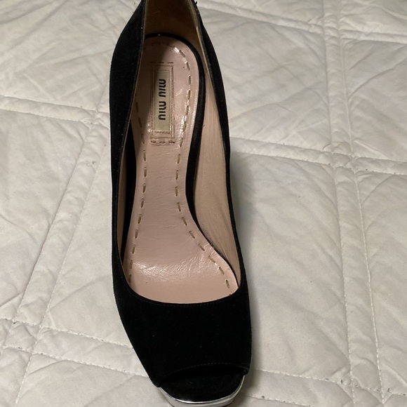 I wore these shoes twice. Bought them a few years ago and no longer fit. - Picture 3 of 3